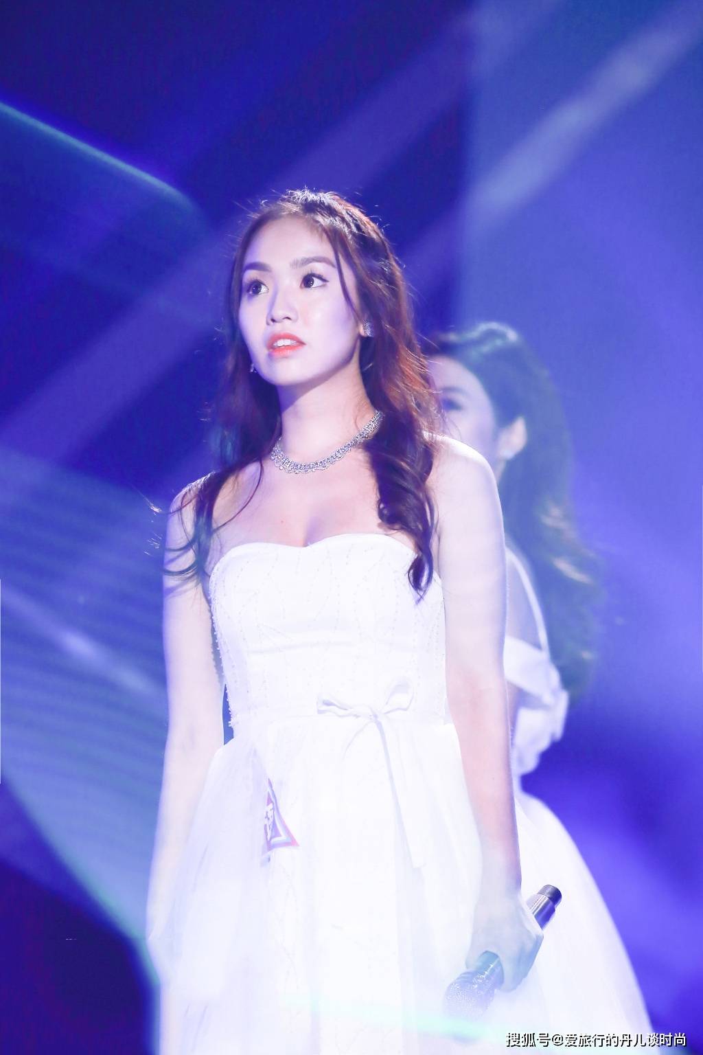 黑色 90后小花陈芳语身材好,衣品也很高,每一套穿搭都很高级