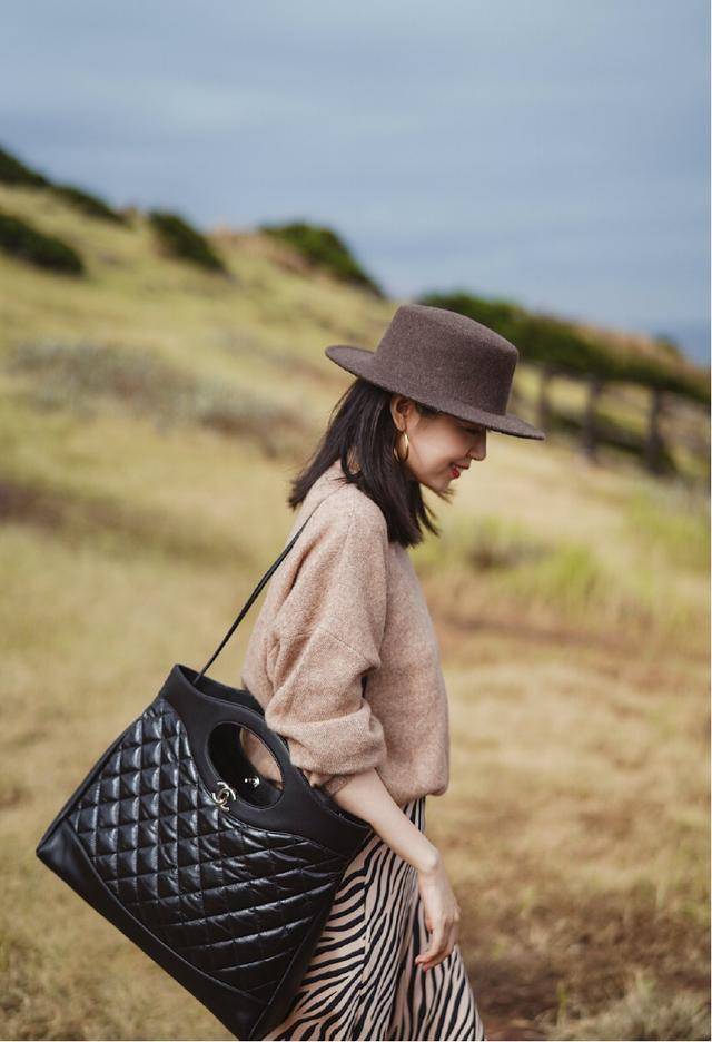 显得 小个子女生这样穿显高显瘦，针织衫搭配斑马印花半身裙，高级时髦