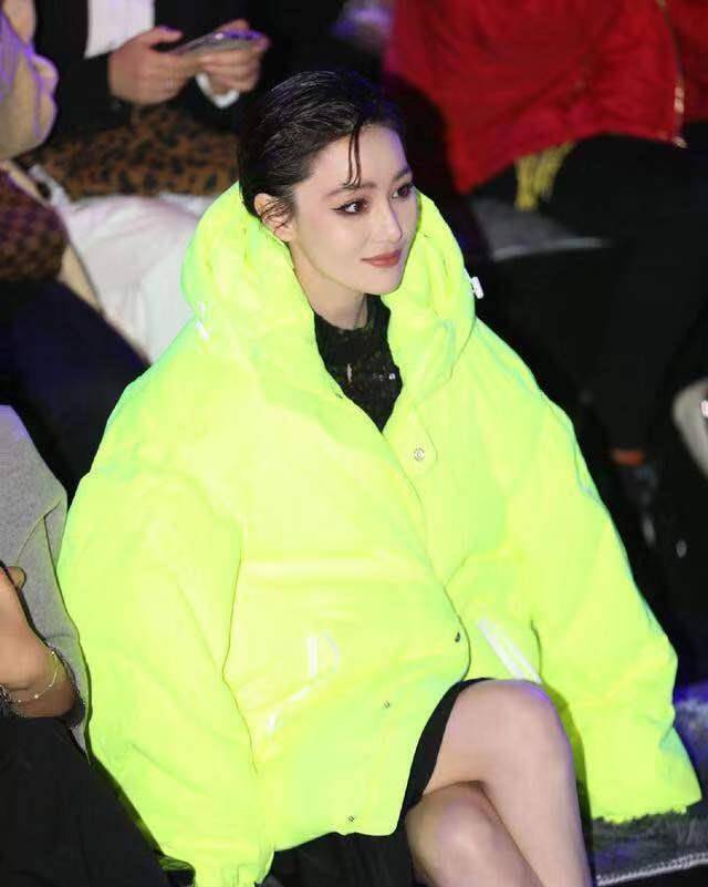 颜色 佟大为一家走机场阵仗可真大！关悦裹成粽子，母女仨伺候宝贝儿子