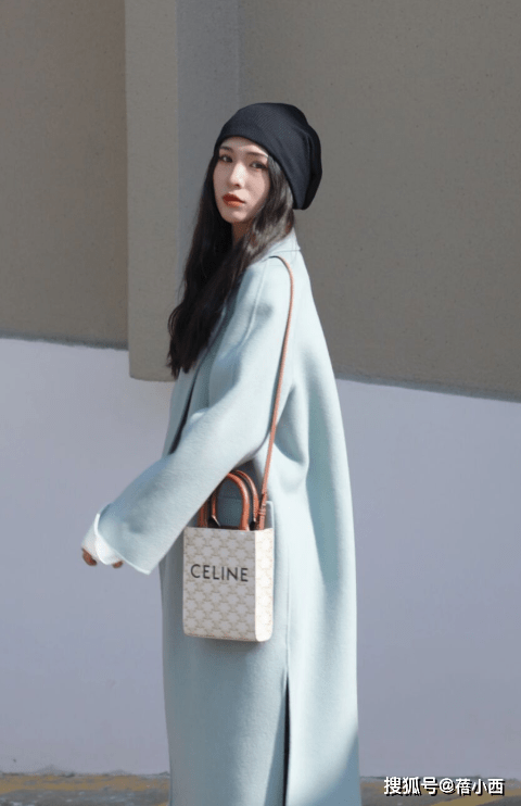小白 2021年想穿大衣，就给自己入手这件“高级蓝”，显白显嫩又上档次