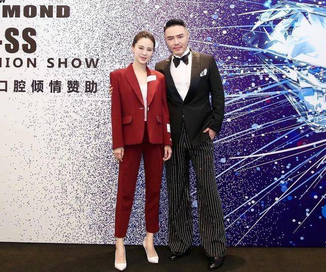 实力 关悦美到不敢认，身穿红色西服套装干练时尚，扎丸子头实力减龄