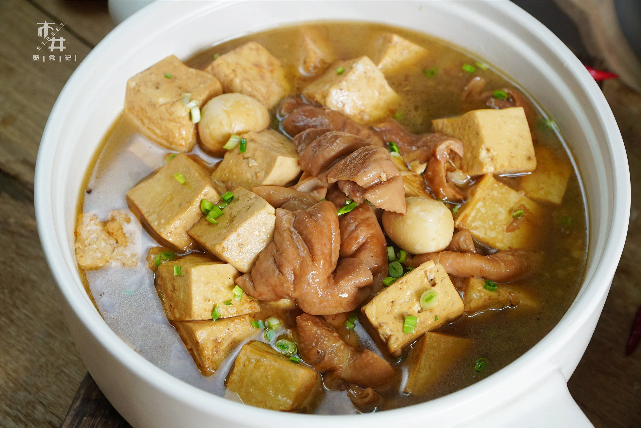 大肠炖豆腐4,汤色比较白的时候,最好将羊肉汤全部转入砂锅中,这时候