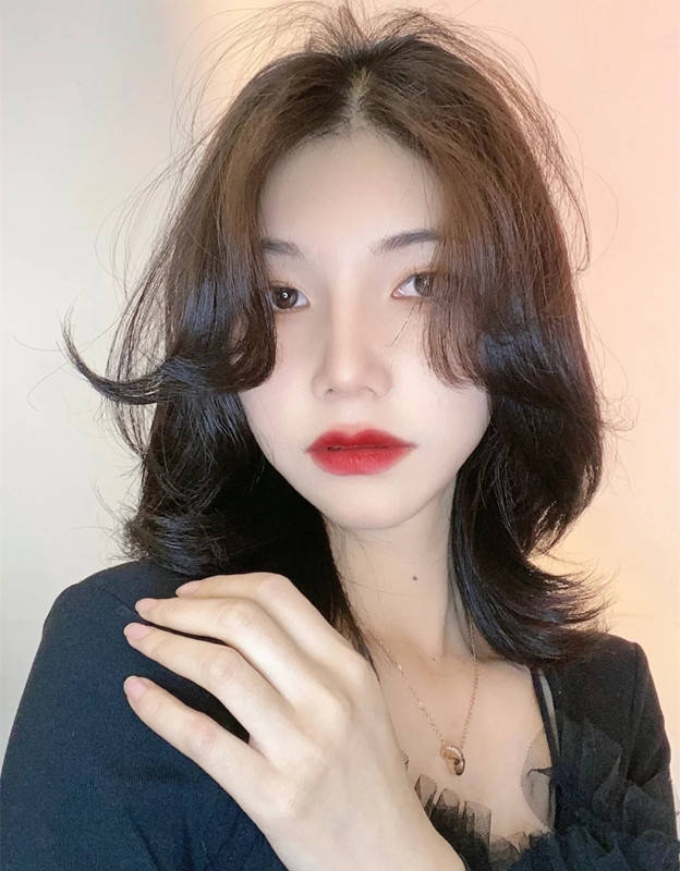 发型年底又该烫发了，是烫“大卷”还是烫“小卷”？40岁的你想好了吗