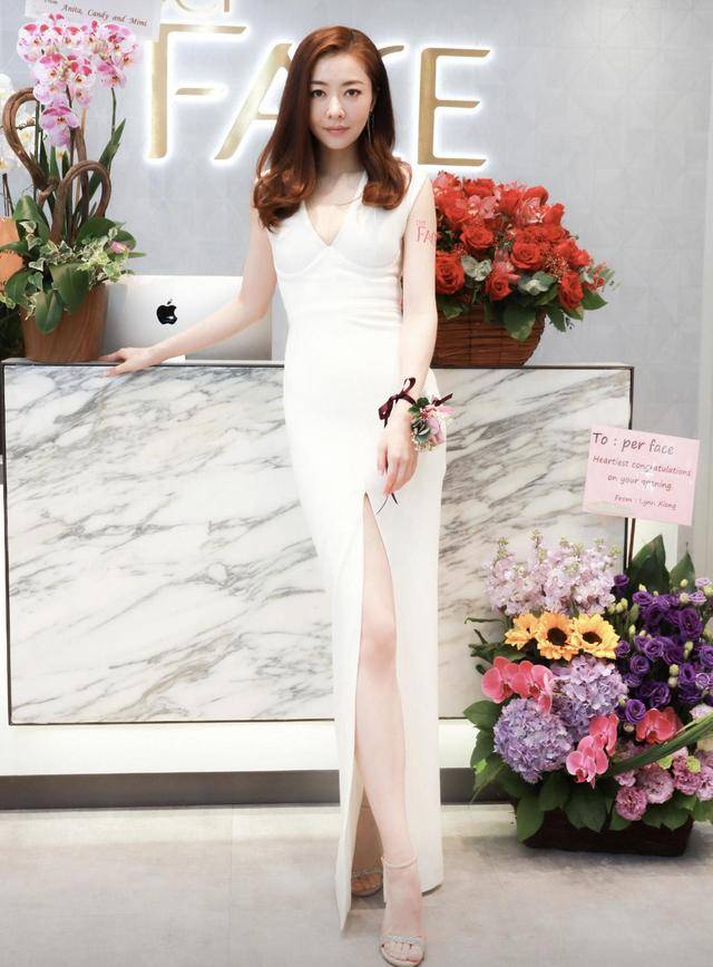 身材 熊黛林这身材绝了,穿印花吊带裙藏不住的凹凸感,女生看了也羡慕