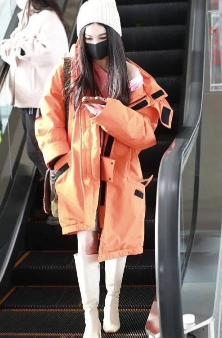 短裤温碧霞确实比普通人漂亮，穿短裤长靴很少女，但素颜就是老奶奶！