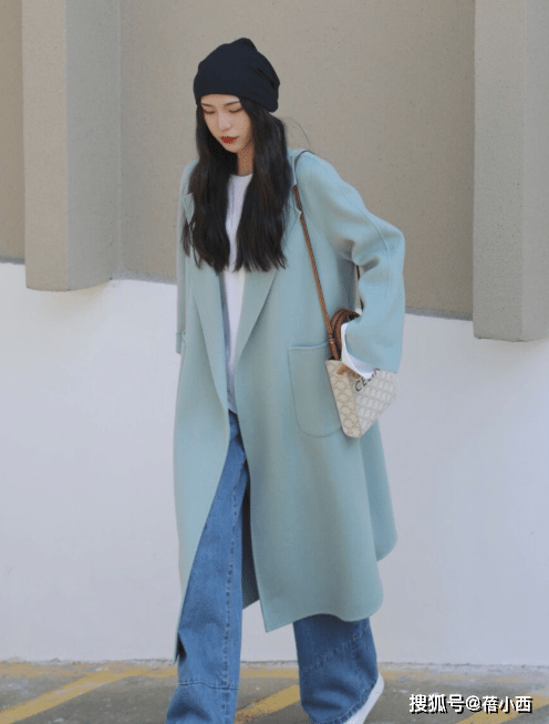 小白 2021年想穿大衣，就给自己入手这件“高级蓝”，显白显嫩又上档次