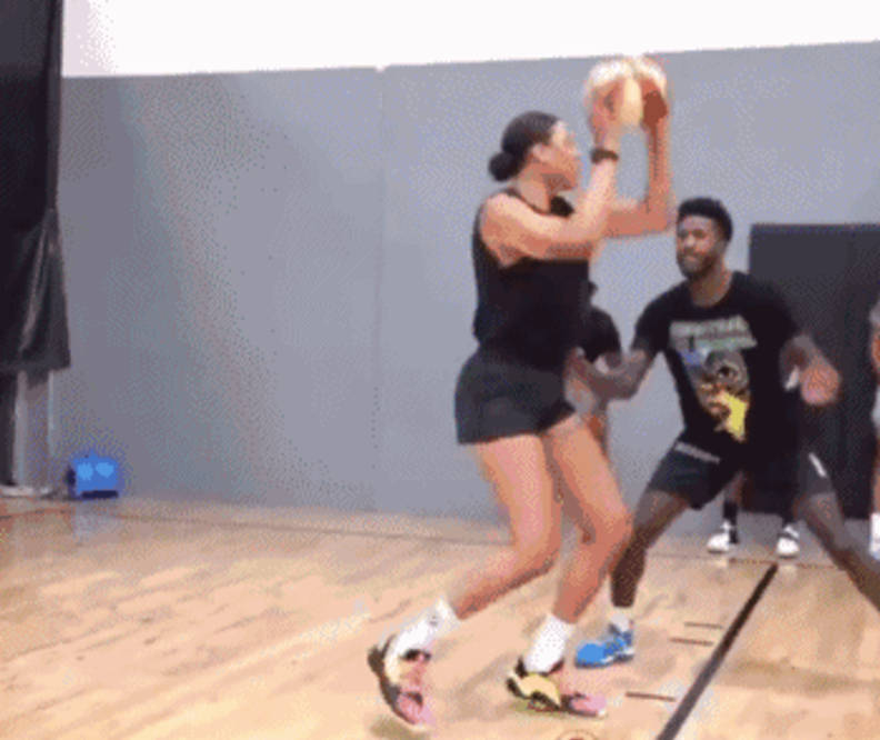 世界级女中锋坎贝奇退出国家队！进军成人网站！曾单挑乔丹-贝尔_WCBA_1_NBA