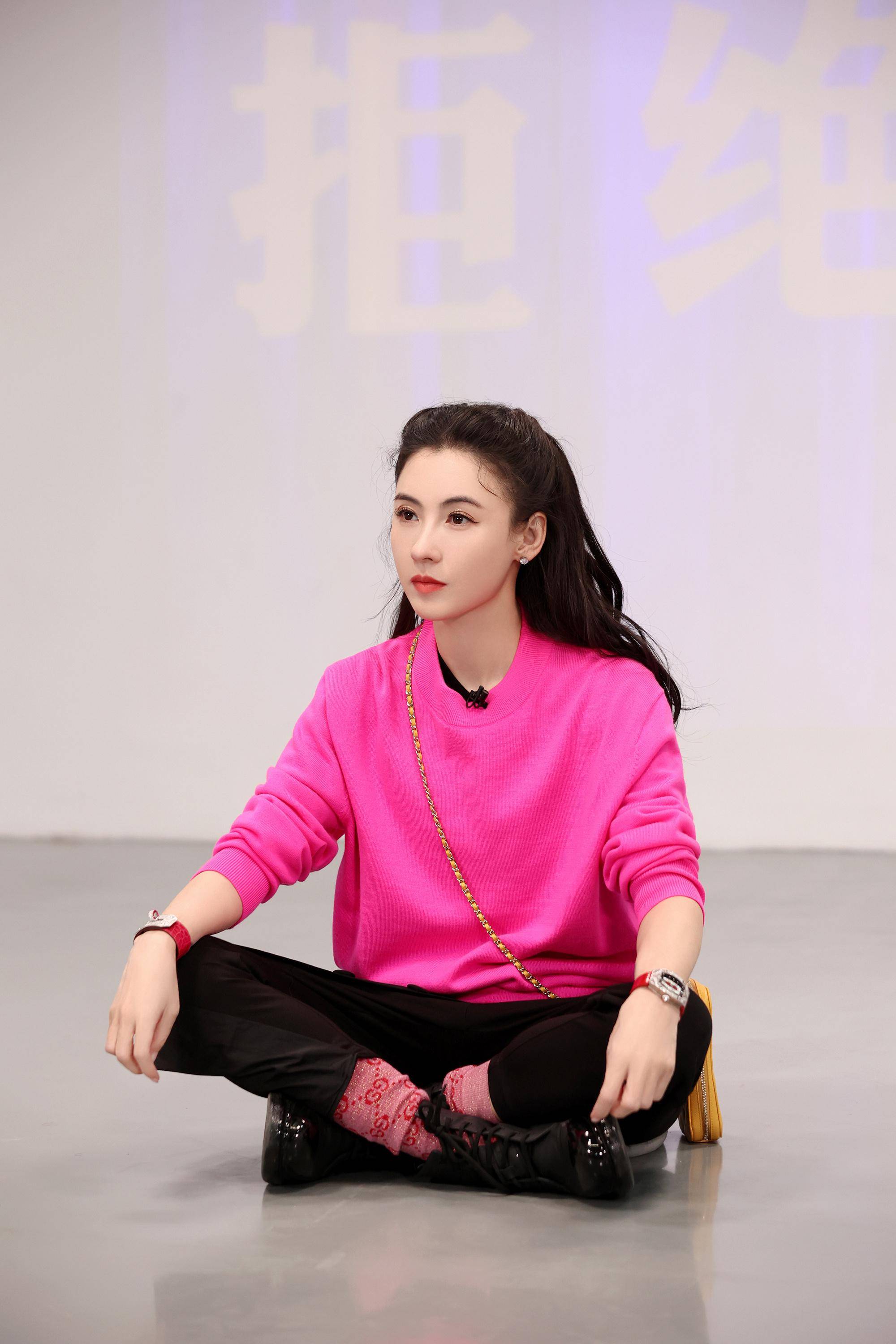 张柏芝综艺收官,长筒袜上绣图案,咖色系造型太养眼_时尚_的设计_黑色