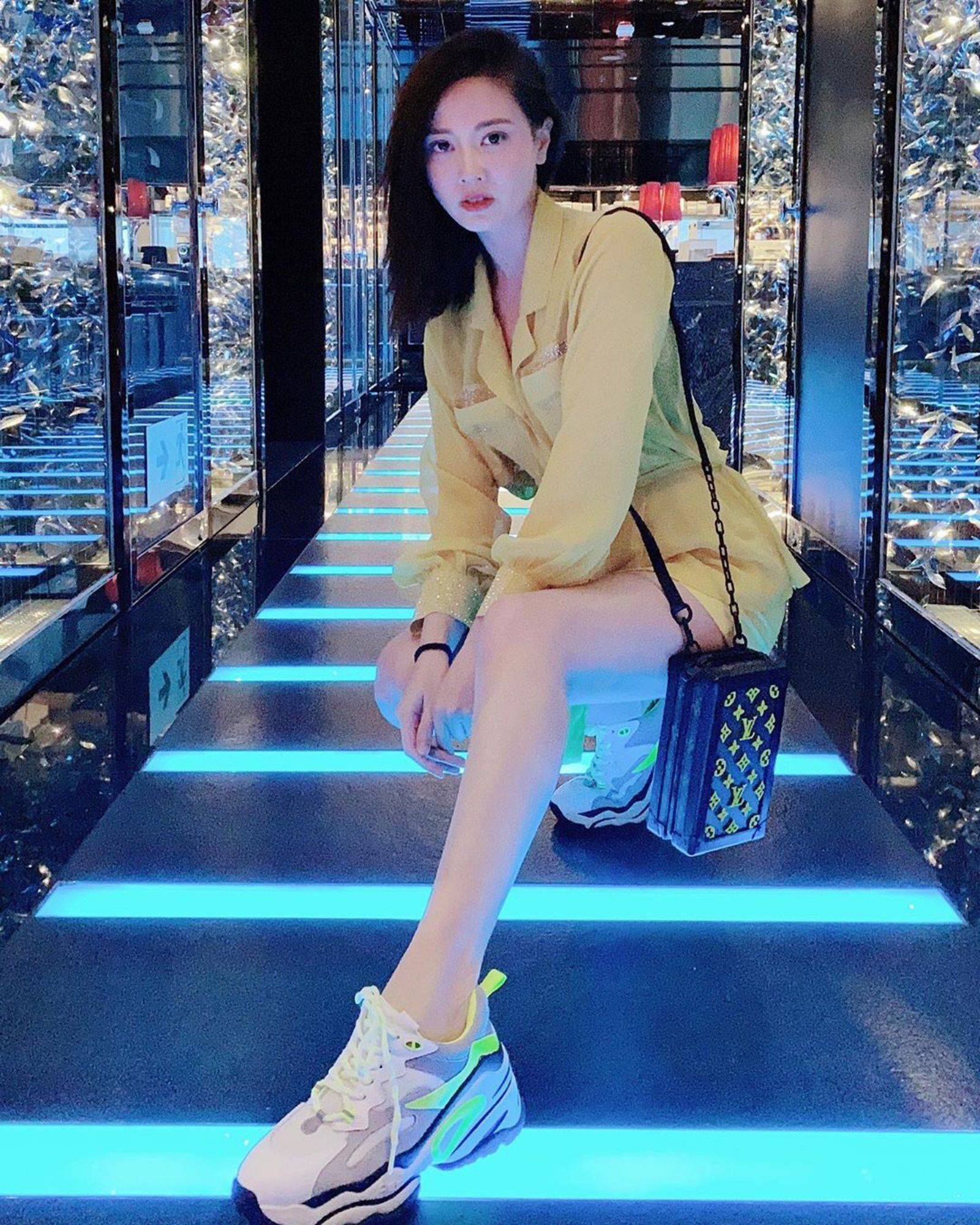 朱晨丽夜店狂欢大晒美腿富二代才俊重重包围