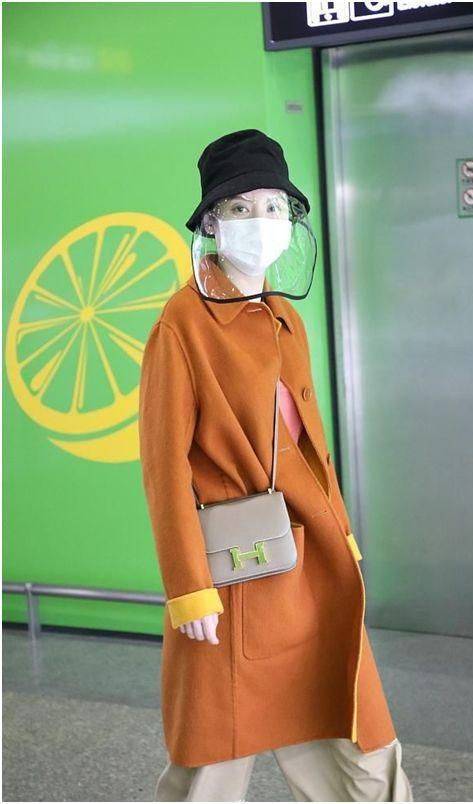 形象 渔夫帽配黄色大衣，与剧里形象差距大，简约风格很有气质