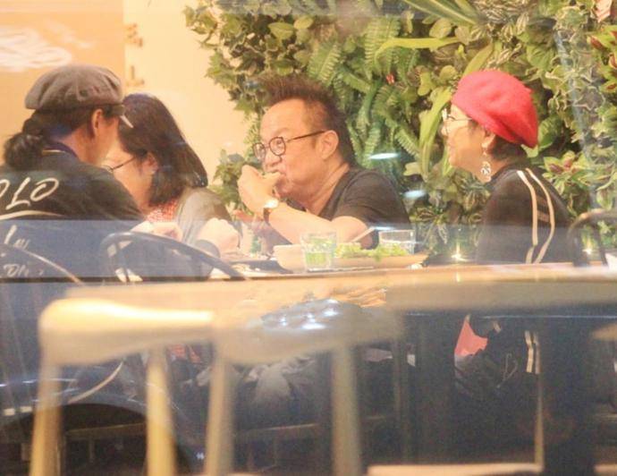 57岁黄大炜约会患癌女友,相恋25年仍恩爱,已花2千万帮对方续命_vicky