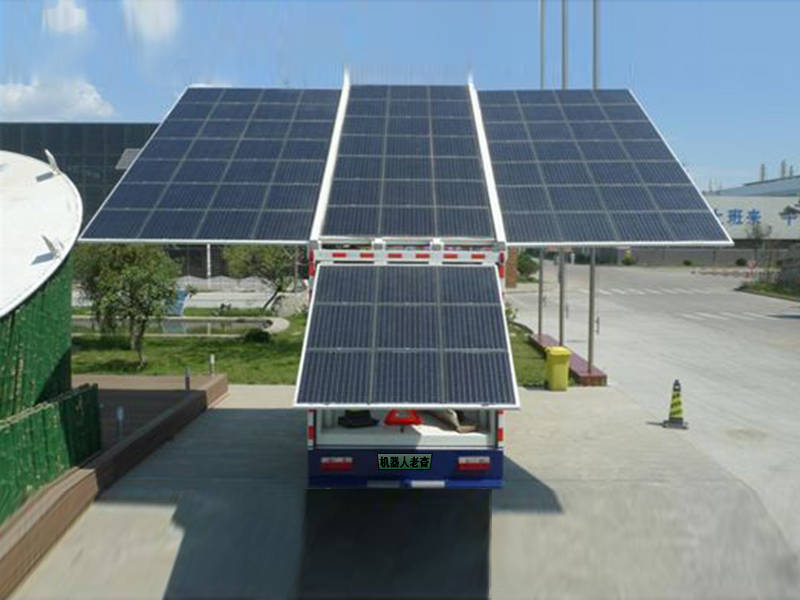 Autocaravana eléctrica con múltiples paneles solares desplegados