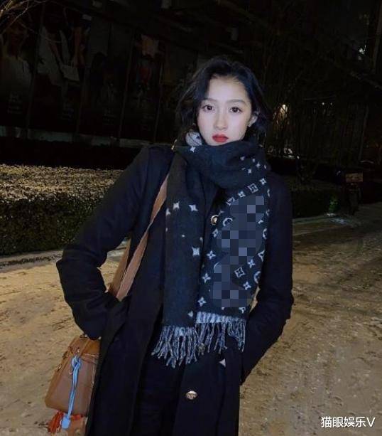 棕色 刘亦菲近照翻车?穿搭太土像乡村女企业家,与关晓彤戴同款被秒杀