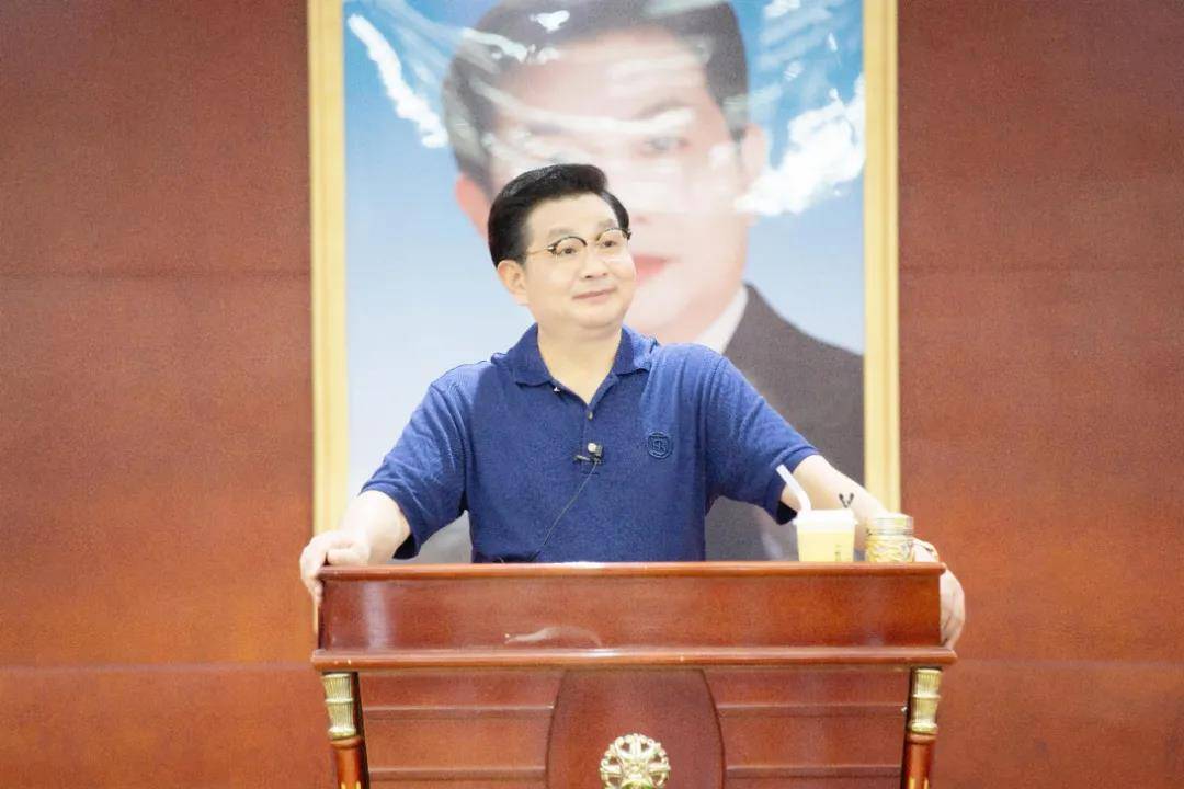 职场 年入20亿!“开天眼”的文峰老板,上海滩浩哥火了