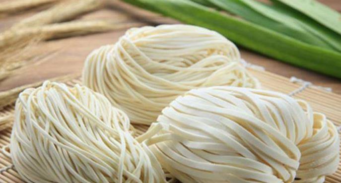 血管|不吃甜食血糖就能稳定吗？医生：若想稳定血糖，这3物也要少吃