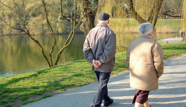 眼睛|不论男女,晨起时若有这4种症状,十有八九是肝不好,别忽视了