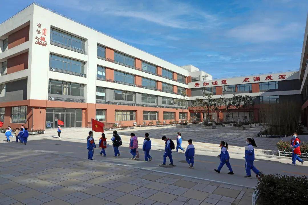 拔穷根搬新校育新人梁山县黄河滩区迁建社区教育发展纪实