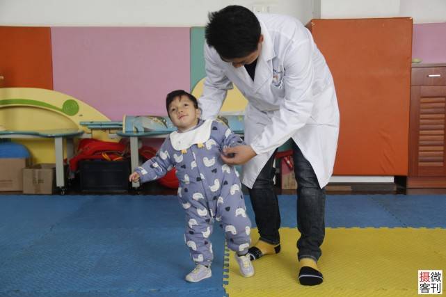 丈夫|年轻妈妈患重病选择放弃，和丈夫商量先救儿子