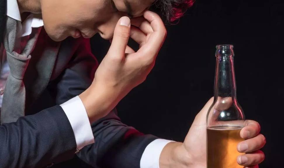 肝脏|晨起后,这2个行为或许比喝酒更伤肝,希望你不要再做了