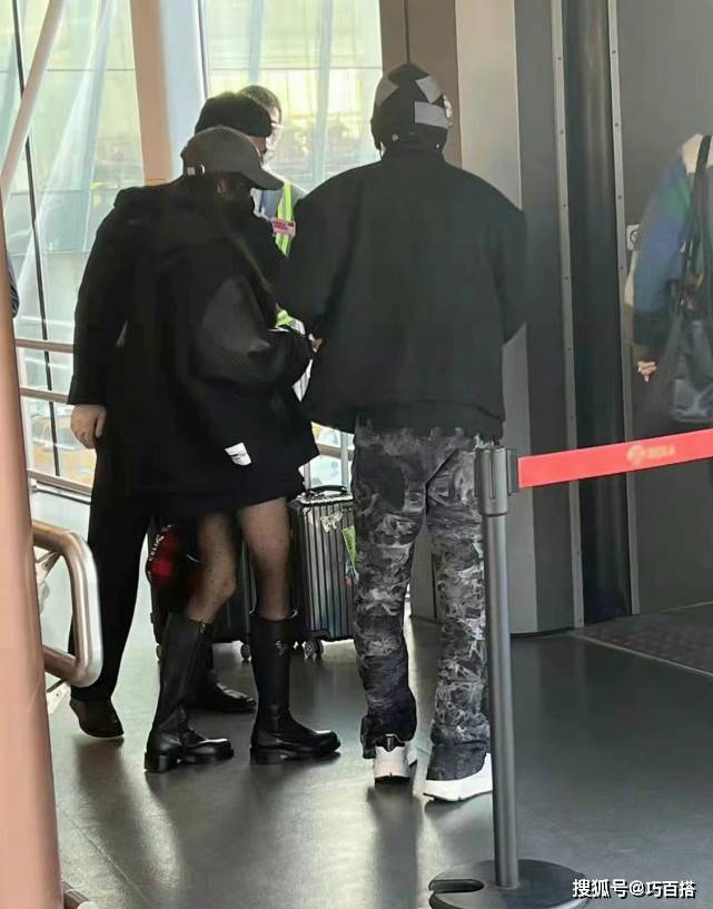 黑色 杨幂仪态进步太多，私服状态好到爆炸，皮肤白到发光