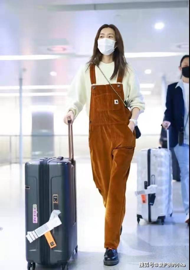 身材 刘雯衣品没得挑，穿长款大衣有大姐大气场，不愧是模特里的top