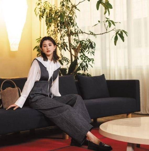 潘虹老 67岁潘虹老得很真实，穿国风套装不扮嫩，素颜出镜优雅又大方