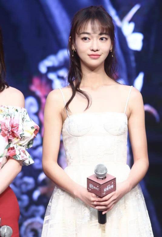 言极 吴谨言也hold不住“倒置鞋”,这是摔倒了?竟在脚上贴着药膏