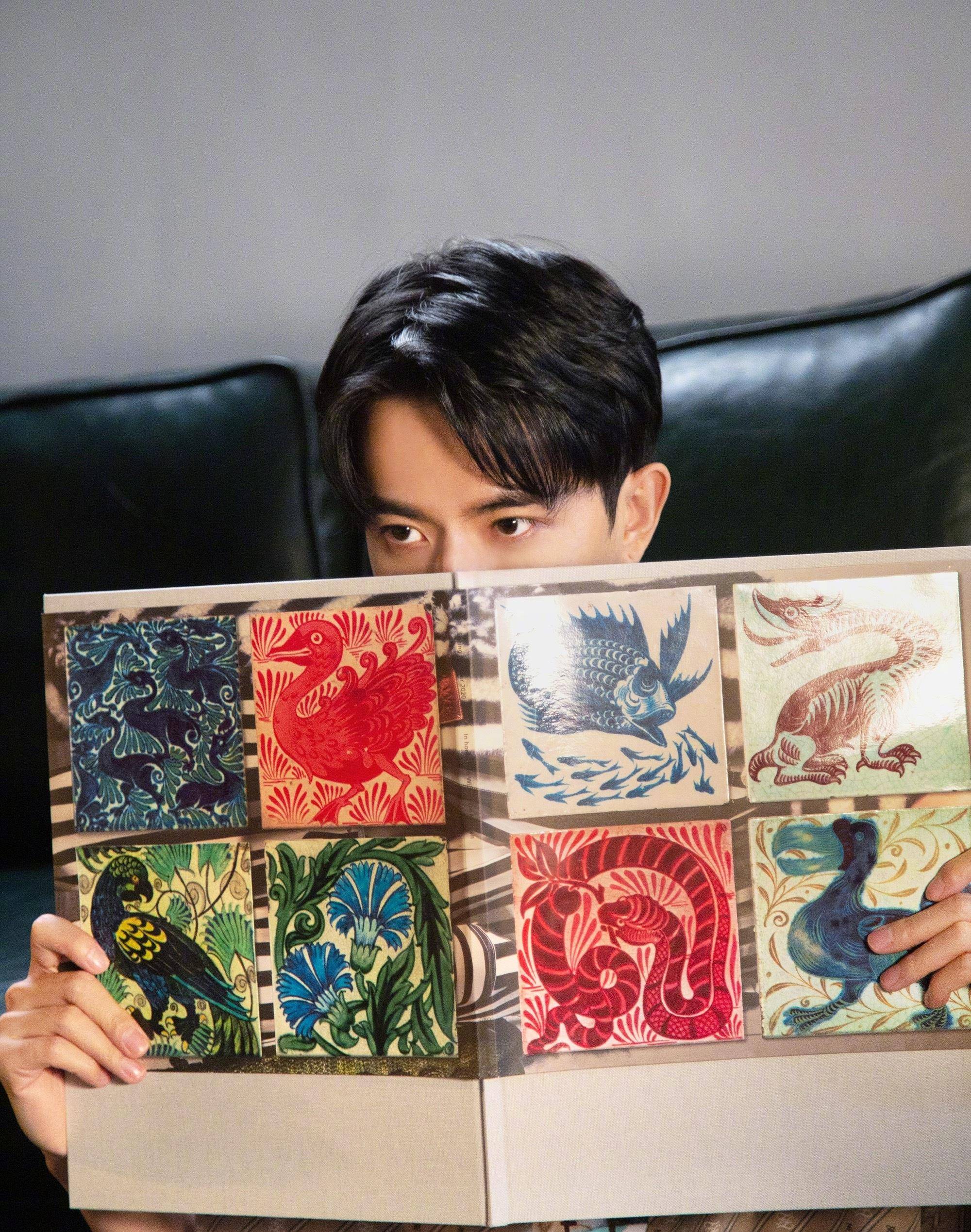 世欢 于朦胧抱萌宠晒近照,穿黑白格子衬衫清新脱俗,娃娃脸太爱了