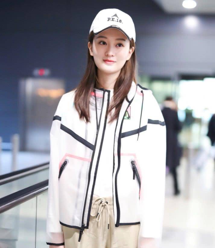 乔欣 乔欣嫌弃鞋子太白了？用画笔把鞋子涂成一片粉色？轻松成为焦点