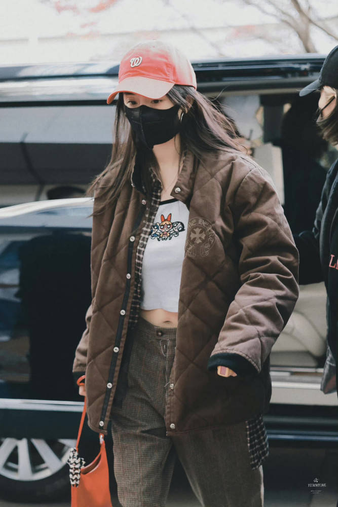 杨幂真懂时尚感,棒球服内配露脐装,"外热内凉"打扮好抓人眼球_风格