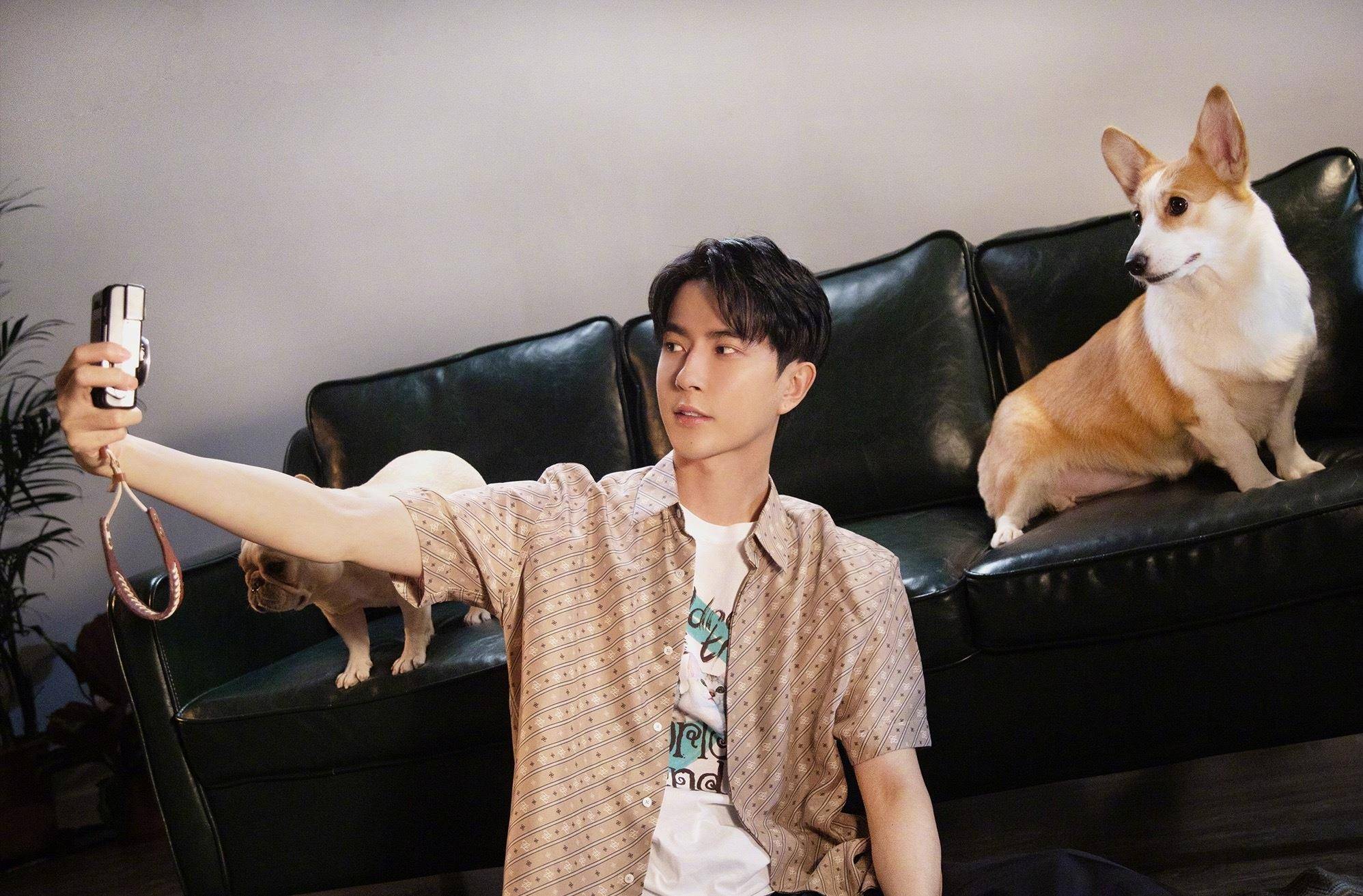 世欢 于朦胧抱萌宠晒近照,穿黑白格子衬衫清新脱俗,娃娃脸太爱了