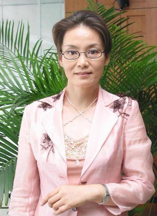 潘虹老 67岁潘虹老得很真实，穿国风套装不扮嫩，素颜出镜优雅又大方