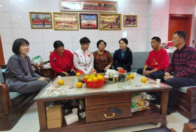 混双|都是好孩子！全红婵送父兄豪车，国羽奥运冠军把豪车转送启蒙恩师