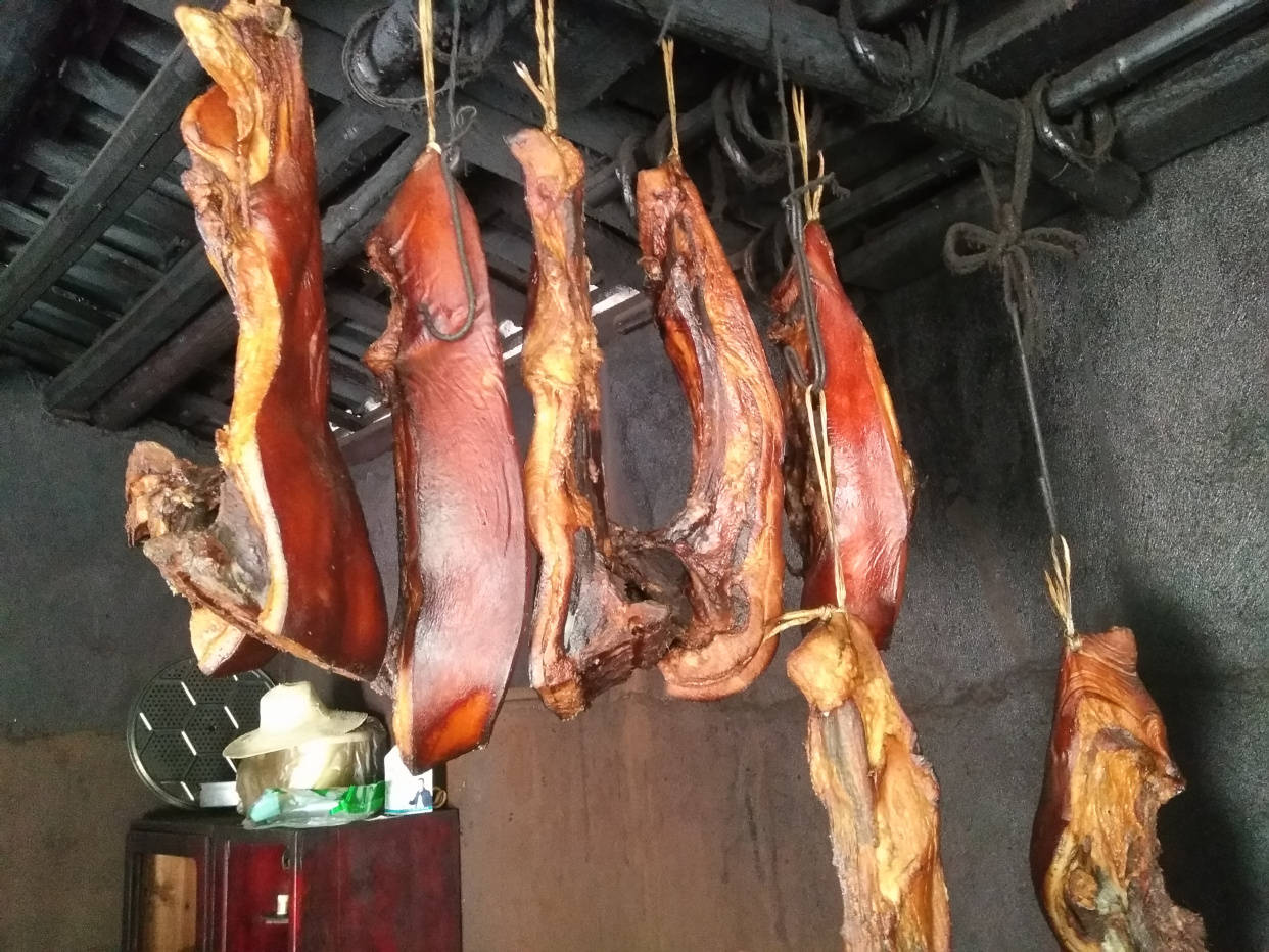 腊肉熏制材料有哪些 3种材料熏制的腊肉最香 口感特别好吃 柏树枝 农村 什么