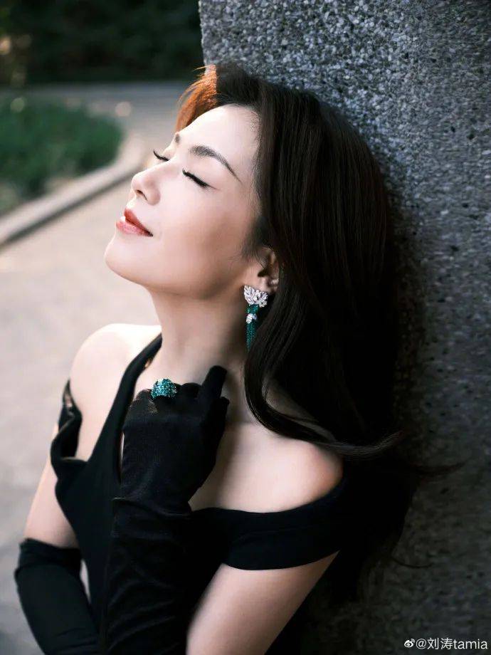 当红女星刘涛晒多组写真超美艳!雪肤玉貌太性感甜美_吊带_身材_样子