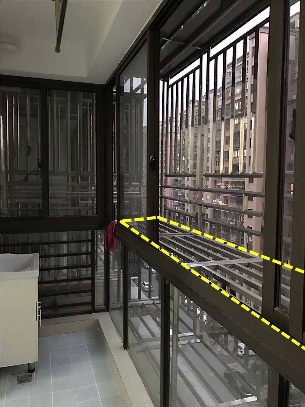 楼上装防盗窗凸出墙面40公分,在上面养花晒衣服,当自家阳台用!