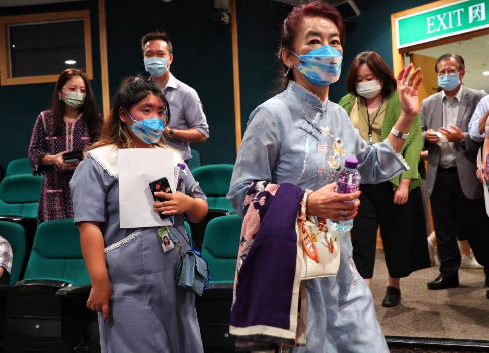 体型 胡慧中一家罕见亮相，打扮低调戒指却显阔气，21岁女儿体型超过爸