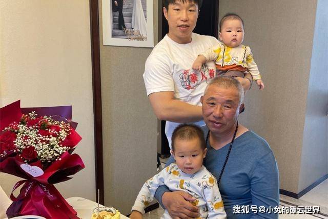 德云社饼嫂晒合影照,并喊话粉丝吃"狗粮",她把饼哥放在了心里_网友