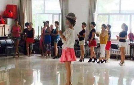时间比杨丽萍更爱美，连续30年不吃晚饭，患癌手术不忘化妆，今如何