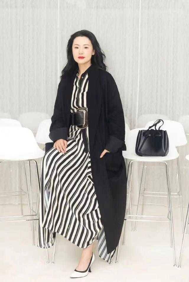 身材 咏梅真是优雅到骨子里了，条纹连衣裙搭配大衣优雅精致，高贵大气
