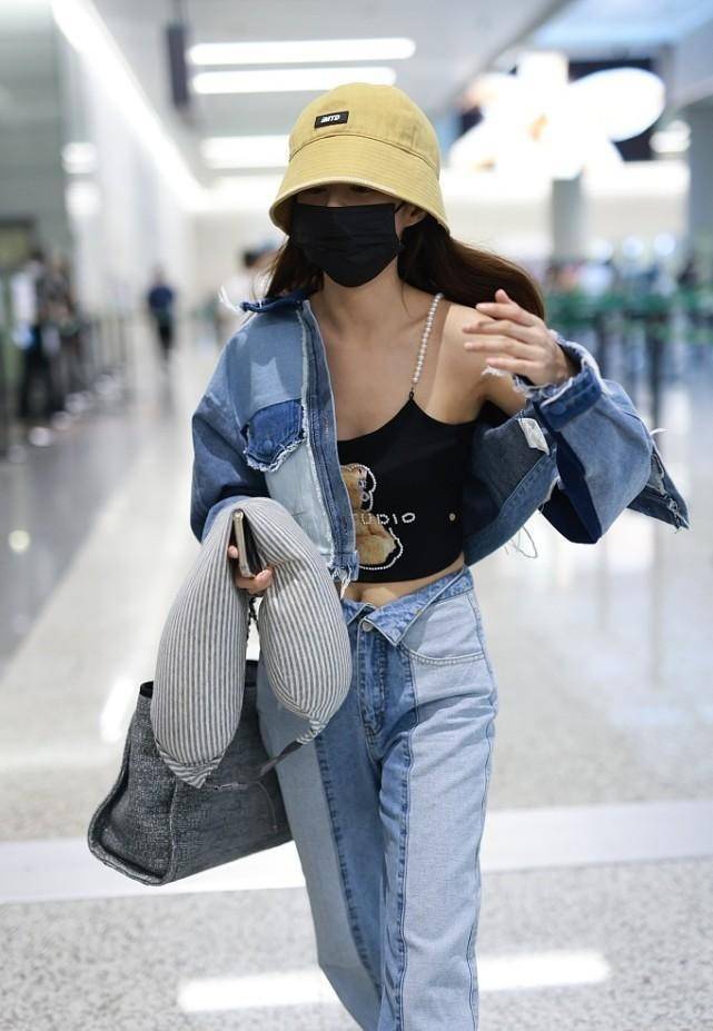 显得 郑合惠子这衣服没啥穿的必要，露着一大截肩膀，显得身材真棒