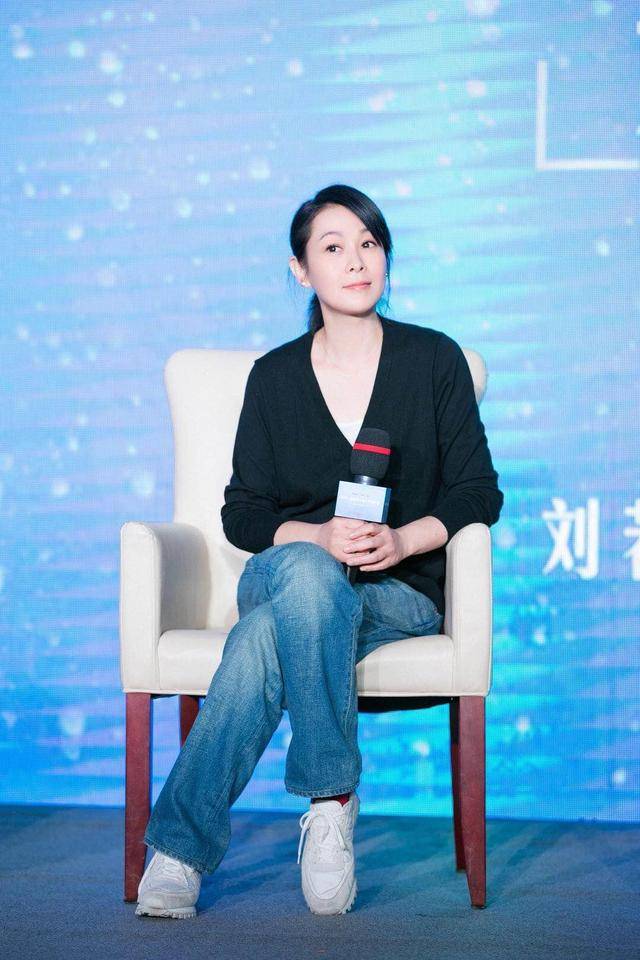 农具 刘若英罕见现身！衬衫配背带裤清新减龄，手拿农具干农活好接地气