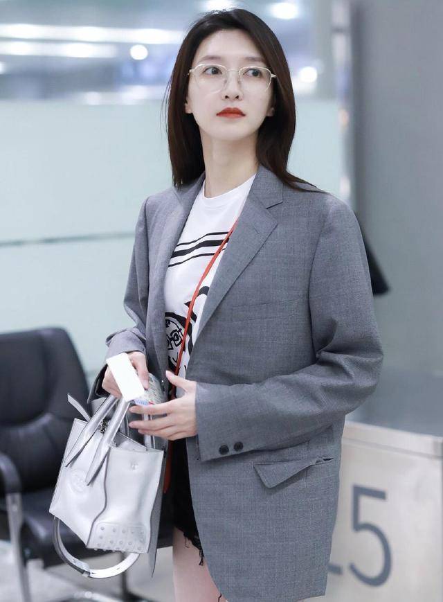 黑色 江疏影太有“女神”范了，身穿衬衫搭配条纹西裤走机场，干练大气