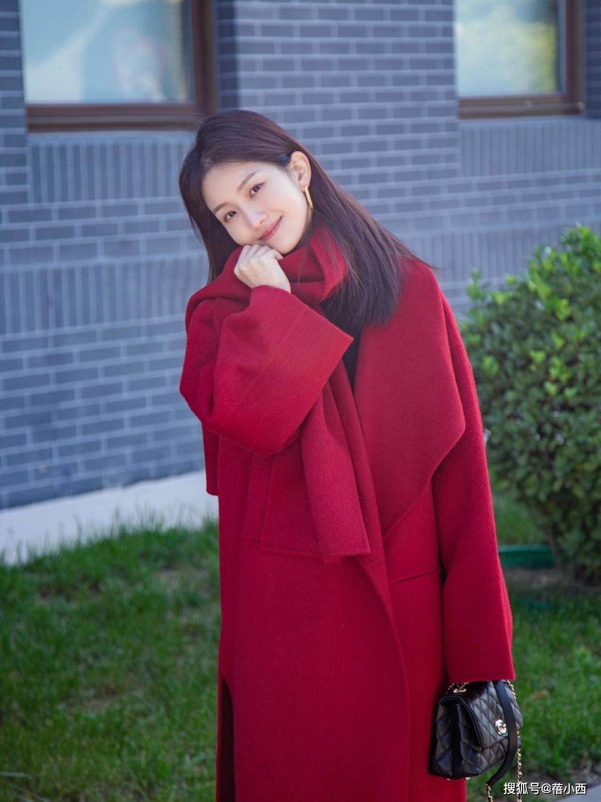 下半身 冬季还是穿“红色大衣”最洋气,配裤子、裙子,比你想象中更高级