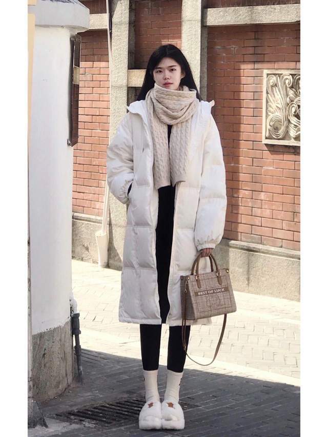 氛围 冬日氛围感穿搭指南，姜黄色大衣配白色阔腿裤，慵懒又随性