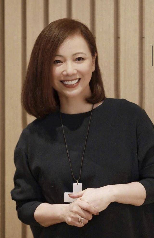 青春 邓萃雯54岁又怎样？黑色长款卫衣搭配高筒靴保暖舒适，青春减龄