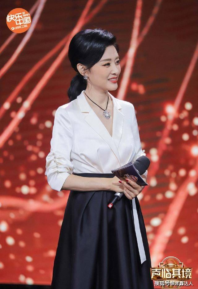 好身材 周涛走出央视也放开了，穿V领裙首秀好身材，“秋波妆”真减龄