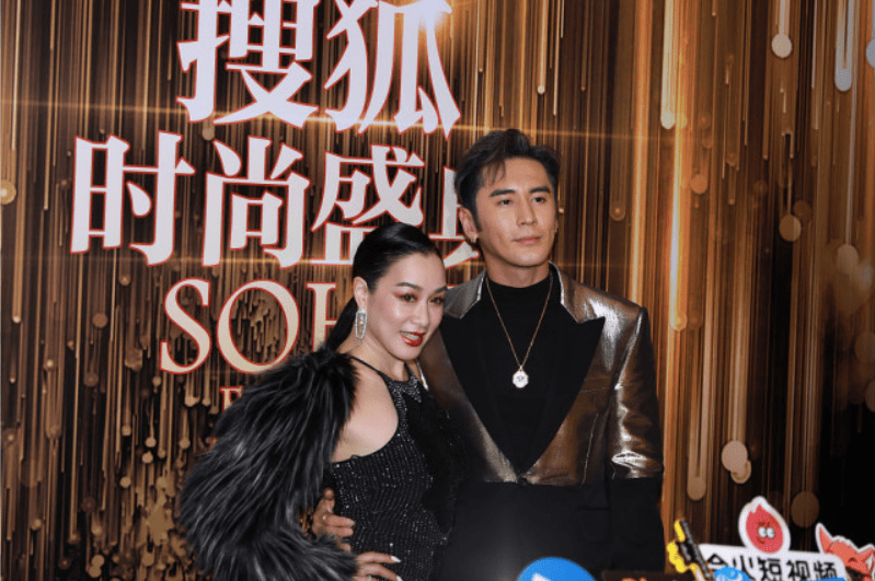 显得 女人美不美全在打扮上，钟丽缇穿黑裙好贵气，看不出大张伦硕12岁