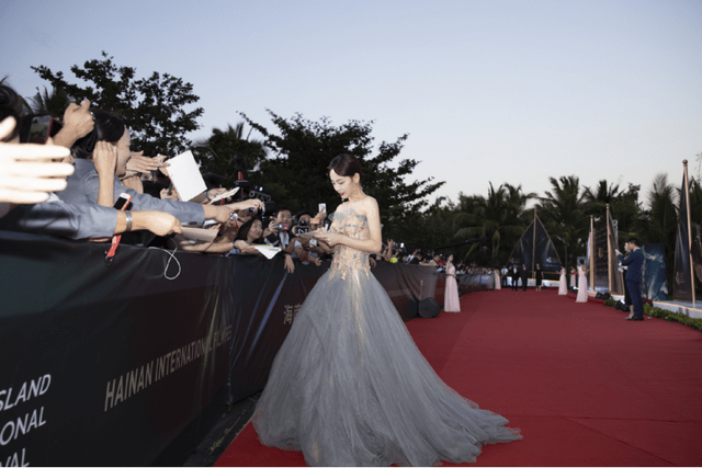 显得 张嘉倪真会穿！身穿一袭抹胸纱裙性感优雅，梦幻灵动又温柔