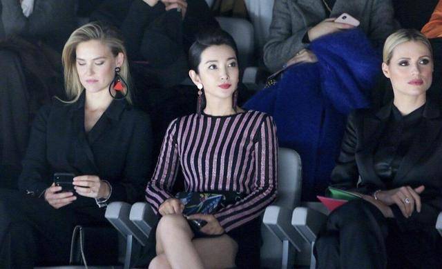李冰冰 李冰冰很有“国际范”，条纹上衣搭配黑色短裙高雅大气，减龄时髦